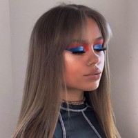 Meski kondisi matanya cukup parah, hal itu tidak menghalanginya untuk menyukai makeup. Elley bahkan cukup jago dalam berdandan dan membuat konten di TikTok. Foto: Instagram @elley.davies