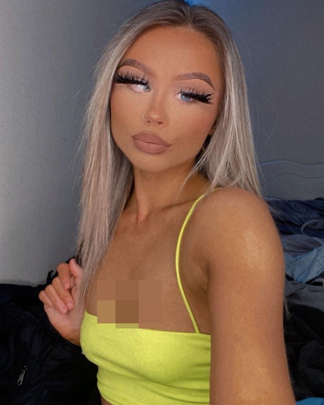 Konten TikTok seorang wanita bernama Elley Davies belakangan jadi viral. Membagikan tutorial makeup, penampilan Elley memang beda dari kebanyakan selebgram. Bisa dilihat jika ia bermata juling.Foto: Instagram @elley.davies