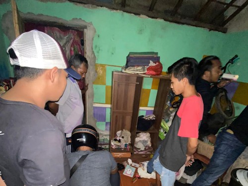 Empat terduga pelaku pesta sabu saat diamankan anggota Polresta Mataram, Senin (9/5/2022).