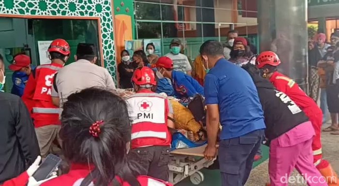 Evakuasi korban di RSSA Malang