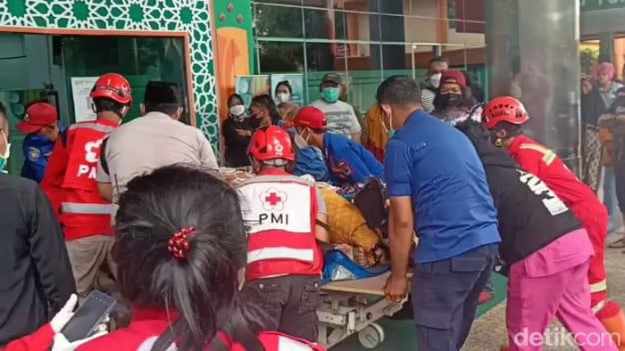 Evakuasi korban di RSSA Malang