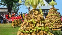 Festival ini sangat khas dengan gunungan berisi makanan kupat dan lepet yang sudah didoakan.