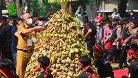 Hal itu dilakukan sebagai simbol saling memaafkan kesalahan antarsesama setelah Lebaran.