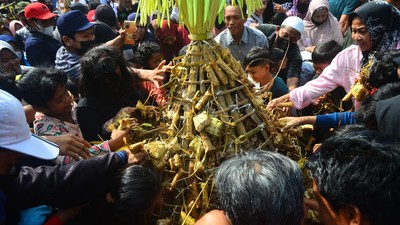 Tumpah Ruah Warga Jepara di Festival Kupat Lepet