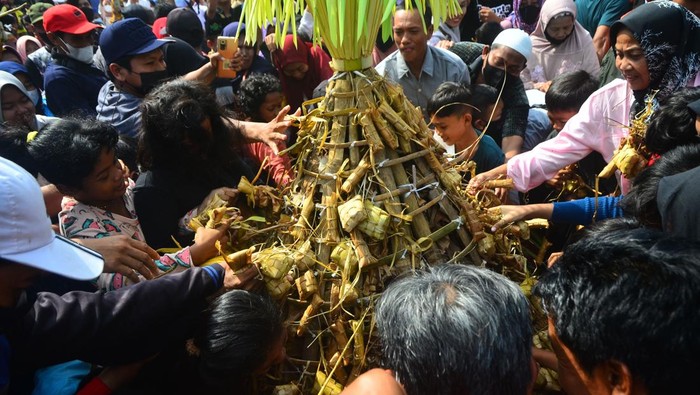 FESTIVAL KUPAT LEPET DI JEPARA Bupati Jepara Dian Kristiandi (kiri) memotong kupat saat festival kupat lepet di kawasan wisata Pantai Kartini, Jepara, Jawa Tengah, Senin (9/5/2022). Festival yang diadakan sepekan setelah Idul Fitri dengan berebut gunungan berisi makanan kupat dan lepet yang sudah didoakan itu sebagai simbol saling memaafkan kesalahan antarsesama setelah Lebaran. ANTARA FOTO/Yusuf Nugroho/rwa.