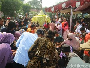 Snapshots: Meriahnya Berburu 2.022 Kupat Lepet di Pantai Kartini Jepara