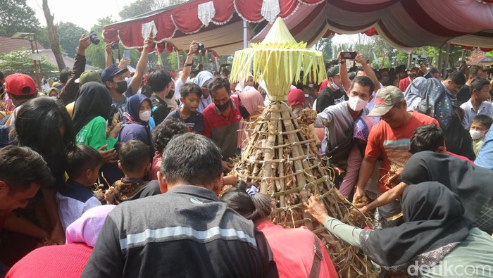 Tahun ini ada 2.022 kupat lepet yang disediakan bagi warga pada Senin (9/5/2022). Festival ini sempat vakum 2 tahun gegara pandemi COVID-19.