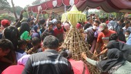 Meriahnya Festival Kupat Lepet di Pantai Kartini Jepara
