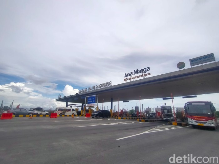 Manajer Transaksi Tol Surabaya-Mojokerto (Sumo) Moch Rofiudin menyebutkan jumlah kendaraan yang melewati gerbang Tol Warugunung. Mulai dari H-10 lebaran hingga saat ini.