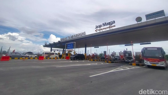 Manajer Transaksi Tol Surabaya-Mojokerto (Sumo) Moch Rofiudin menyebutkan jumlah kendaraan yang melewati gerbang Tol Warugunung. Mulai dari H-10 lebaran hingga saat ini.