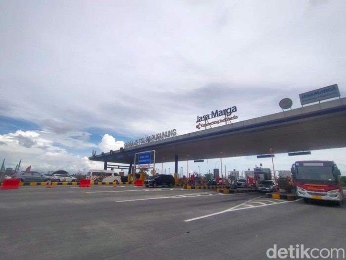 Manajer Transaksi Tol Surabaya-Mojokerto (Sumo) Moch Rofiudin menyebutkan jumlah kendaraan yang melewati gerbang Tol Warugunung. Mulai dari H-10 lebaran hingga saat ini.
