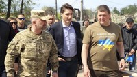 PM Kanada Justin Trudeau (tengah) berbincang dengan Wali Kota Oleksandr Markushyn (kanan) saat melihat dampak kerusakan akibat perang Rusia-Ukraina di kawasan Irpin. Trudeau melakukan kunjungan mendadak ke Irpin pada hari Minggu. (Irpin Mayors Office via AP).