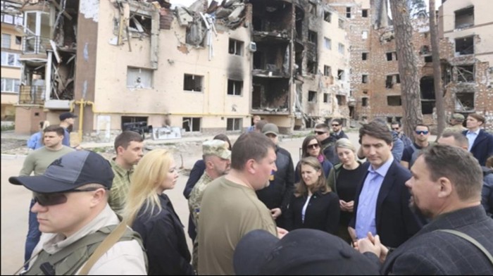 Giliran PM Kanada Lihat Langsung Dampak Kerusakan Perang di Ukraina PM Kanada Justin Trudeau mengunjungi Ukraina. Selain bertemu Volodymyr Zelensky, Trudeau juga melihat langsung dampak kerusakan perang Rusia-Ukraina di Irpin.