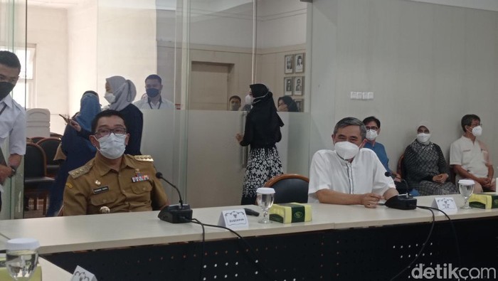 Gubernur Jabar Ridwan Kamil (kiri) di sela kunjungan ke RSHS Bandung.