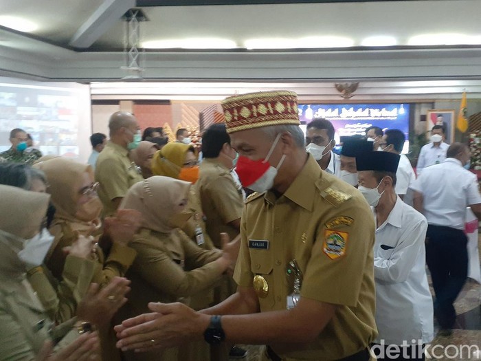 Gubernur Jawa Tengah Ganjar Pranowo saat hadir dalam acara halalbihalal di Gedung Gradhika, Jalan Pahlawan, Semarang, Senin (9/5/2022).