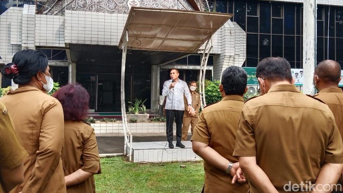 Gubsu Edy saat sidak di kantor Dinas Kehutanan Sumut