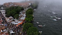 Telaga Sarangan, juga dikenal sebagai Telaga Pasir, memang menjadi salah satu destisi wisata favorit wisatawan Jateng dan Jatim. telaga ini merupakan telaga alami yang berada di ketinggian 1.200 meter di atas permukaan laut dan terletak di lereng Gunung Lawu, Kecamatan Plaosan, Kabupaten Magetan, Jawa Timur, sehingga berhawa sejuk. 