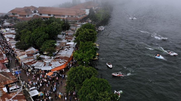 Telaga Sarangan, juga dikenal sebagai Telaga Pasir, memang menjadi salah satu destisi wisata favorit wisatawan Jateng dan Jatim. telaga ini merupakan telaga alami yang berada di ketinggian 1.200 meter di atas permukaan laut dan terletak di lereng Gunung Lawu, Kecamatan Plaosan, Kabupaten Magetan, Jawa Timur, sehingga berhawa sejuk. Telaga Sarangan, juga dikenal sebagai Telaga Pasir, memang menjadi salah satu destisi wisata favorit wisatawan Jateng dan Jatim. telaga ini merupakan telaga alami yang berada di ketinggian 1.200 meter di atas permukaan laut dan terletak di lereng Gunung Lawu, Kecamatan Plaosan, Kabupaten Magetan, Jawa Timur, sehingga berhawa sejuk.Â