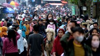 Telaga ini luasnya sekitar 30 hektare dan memiliki kedalaman mencapai 28 meter. Traveler bisa mlakukan beragam aktivitas wisata di Telaga Sarangan, mulai dari naik perahu, becak air, berkeliling kompleks wisata dengan naik kuda, hingga wisata kuliner.
