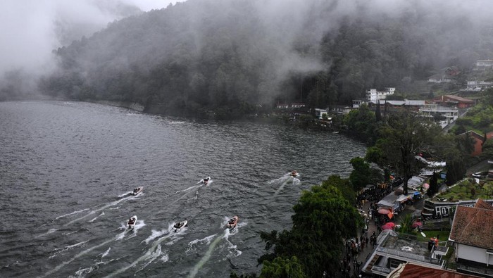HARI TERAKHIR LIBUR LEBARAN TELAGA SARANGAN Foto udara sejumlah wisatawan menikmartim suasana kawasan wisata Telaga Sarangan di Magetan, Jawa Timur, Minggu (8/5/2022). Ribuan wisatawan dari berbagai daerah memanfaatkan hari terakhir libur Lebaran untuk berwisata di destinasi wisata alam unggulan di wilayah Kabupaten Magetan tersebut. ANTARA FOTO/Fikri Yusuf/YU