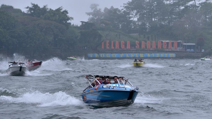 HARI TERAKHIR LIBUR LEBARAN TELAGA SARANGAN Foto udara sejumlah wisatawan menikmartim suasana kawasan wisata Telaga Sarangan di Magetan, Jawa Timur, Minggu (8/5/2022). Ribuan wisatawan dari berbagai daerah memanfaatkan hari terakhir libur Lebaran untuk berwisata di destinasi wisata alam unggulan di wilayah Kabupaten Magetan tersebut. ANTARA FOTO/Fikri Yusuf/YU