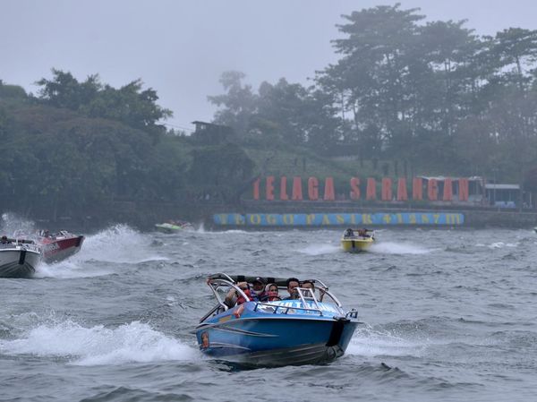 Wisatawan Tumpah Ruah di Telaga Sarangan
