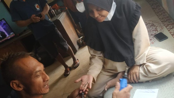 Ibu hamil minta bantuan Damkar Wonogiri melepaskan cincin, Senin (9/5/2022)