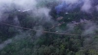 Jembatan Gantung Rengganis terletak di Rancabali, Ciwidey, Kabupaten Bandung. Jembatan gantung sepanjang 370 meter merupakan yang terpanjang di Asia Tenggara. Foto: Instagram @rengganissuspensionbridge