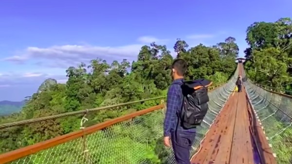 Jembatan tersebut dibangun untuk menghubungkan wisatawan yang ingin berkunjung ke Kawah Rengganis Ciwidey. Kawah tersebut memiliki nilai historis di mana merupakan hasil letusan Gunung Sunda Purba yang terjadi jutaan tahun lalu. Foto: Instagram @rengganissuspensionbridge