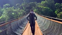 Selain menjadi jalan penghubung menuju kawah, jembatan ini juga menjadi spot foto Instagramable. Foto: Instagram @rengganissuspensionbridge