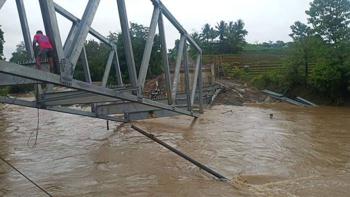 Jembatan Sungai Garimpang di Bone roboh diterjang banjir.