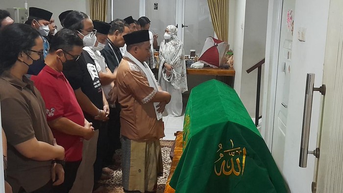 Jenazah Lily Wahid Disalatkan (Muchamad Sholihin-detikcom)