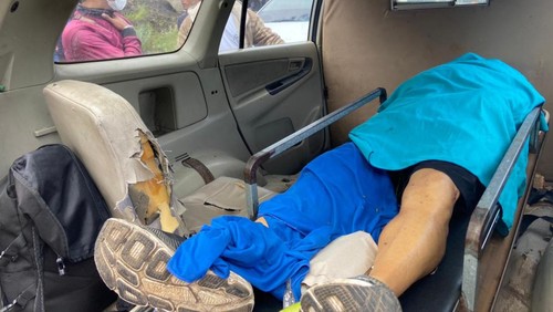 Jenazah pendaki asing yang tewas di Gunung Batur, Kintamani, saat akan dibawa ke RSU Bangli, Minggu (8/5).