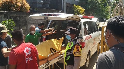 Jenazah Yuda Satrio Halim warga asal Cianjur, Jawa Barat saat akan dibawa ke RSUP Sanglah Denpasar, Minggu (8/5/2022)