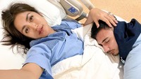 Jessica Iskandar terlihat terbaring di atas ranjang rumah sakit. Jessica Iskandar tersenyum sembari melakukan inisiasi menyusui dini (IMD) sang anak. Foto: Instagram @inijedar