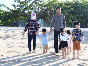 Momen Jokowi Bareng 4 Cucu Wisata Satwa-Main Air di Pantai