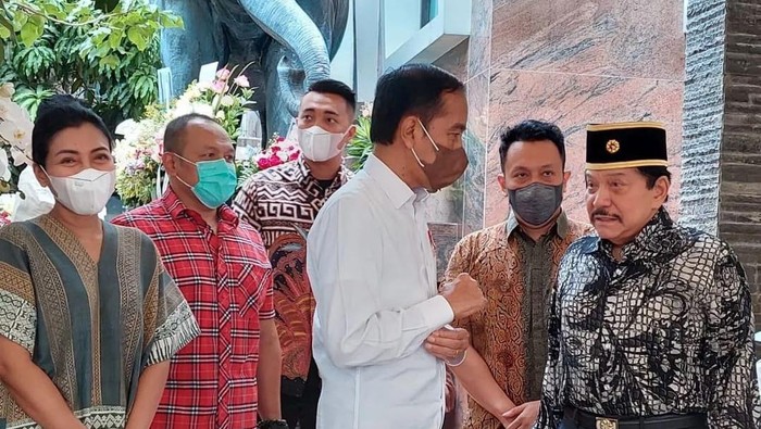 Jokowi Jenguk Hendropriyono