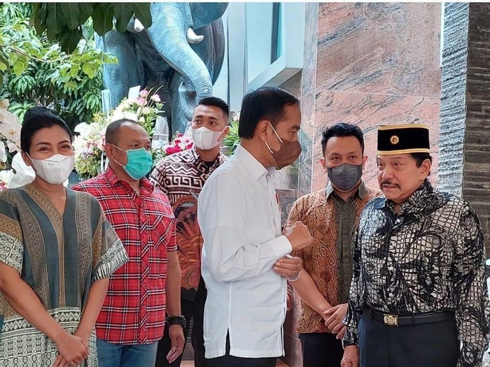 Jokowi Jenguk Hendropriyono