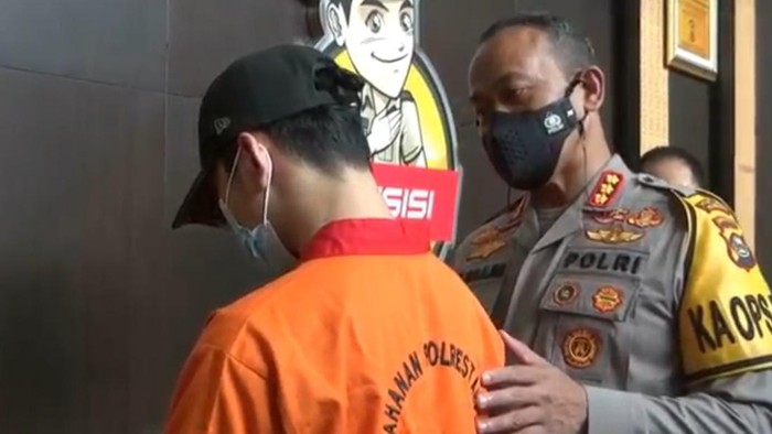 Kapolrestabes Palembang Kombes Mohammad Ngajib saat menginterogasi selebgram Ubay.