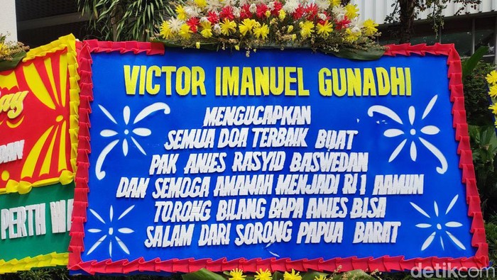 Karangan bunga ucapan ulang tahun ke Anies Baswedan penuhi Balai Kota DKI Jakarta