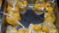 Niat baik produsennya ingin memudahkan pelanggan yang kesulitan membuka telur. Hasilnya telur yang dikemas dalam plastik ini justru bikin pelanggan kebingungan. Foto: Instagram/pointless_packaging