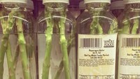 Berusaha untuk menjaga kesegarannya, produsen asparagus ini punya konsep yang unik. Asparagusnya dikemas dalam wadah botol berisi air. Tetapi isinya jauh lebih sedikit dan hanya berat karena airnya saja. Foto: Instagram/pointless_packaging