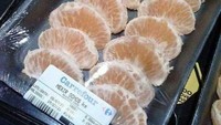 Tampil berbeda, sebuah produsen buah kemasan menyajikan jeruk yang sudah dikupas. Pelanggannya hanya tinggal membuka plastik kemasan dan bisa langsung menyantap jeruk yang segar. Foto: Instagram/pointless_packaging