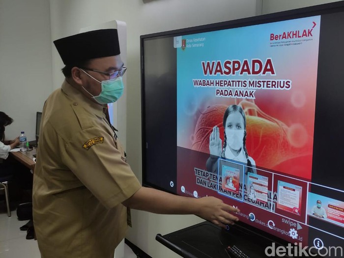 Kepala Dinas Kesehatan Kota Semarang Abdul Hakam saat menyampaikan perkembangan kasus COVID-19 di kantornya, Senin (9/5/2022).