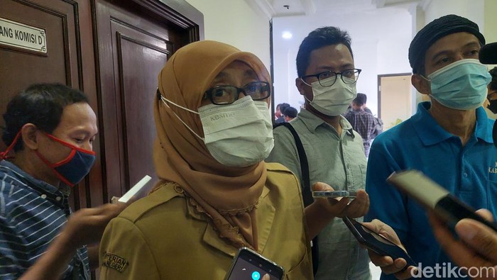 Kepala Dinas Pariwisata Surabaya Wiwiek Widayati saat memberikan penjelasan soal pengawasan water park.