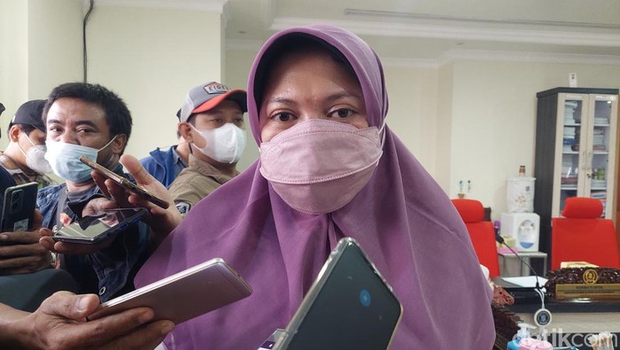 Ketua Komisi D DPRD Surabaya Khusnul Khotimah