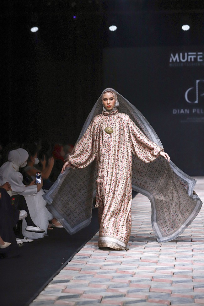 Fashion show koleksi busana muslim Sriwijaya karya Dian Pelangi di Muslim Fashion Festival 2022. Foto: dok. Muffest 2022