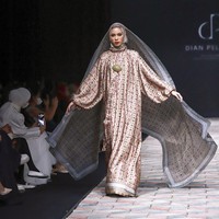 Fashion show koleksi busana muslim Sriwijaya karya Dian Pelangi di Muslim Fashion Festival 2022. Foto: dok. Muffest 2022