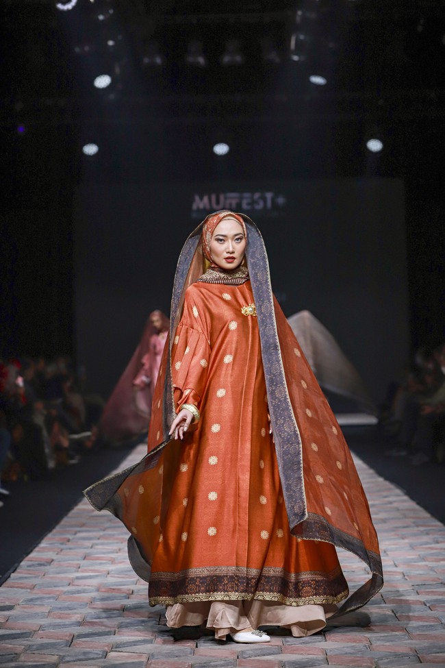 Fashion show koleksi busana muslim Sriwijaya karya Dian Pelangi di Muslim Fashion Festival 2022. Foto: dok. Muffest 2022