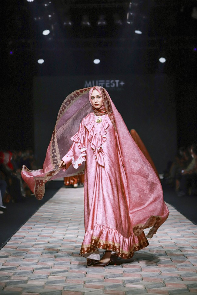Fashion show koleksi busana muslim Sriwijaya karya Dian Pelangi di Muslim Fashion Festival 2022. Foto: dok. Muffest 2022